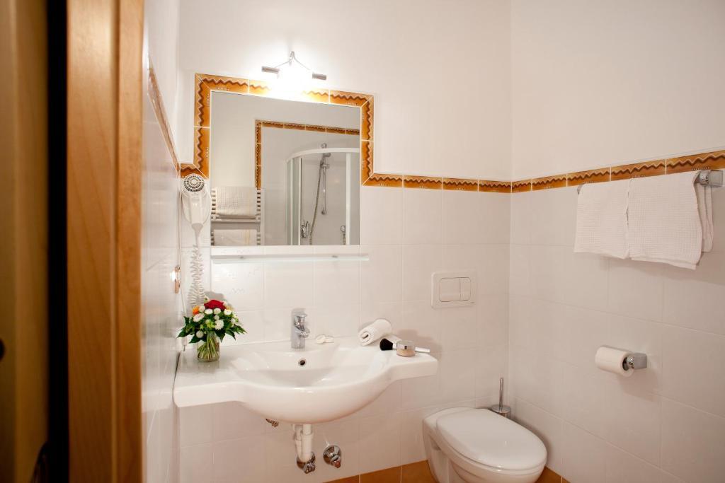 Hotel-Garni Appartement Gartenheim Schenna Room photo