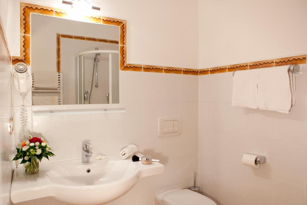 Hotel-Garni Appartement Gartenheim Schenna Room photo